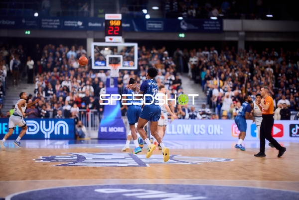 Basketball-Situation mit Spielern beider Teams