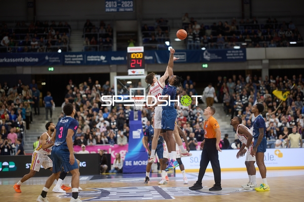 Sprungball mit Michael Weathers (20; MLP Academics Heidelberg) und Johnathan Stove (22; Würzburg Baskets)