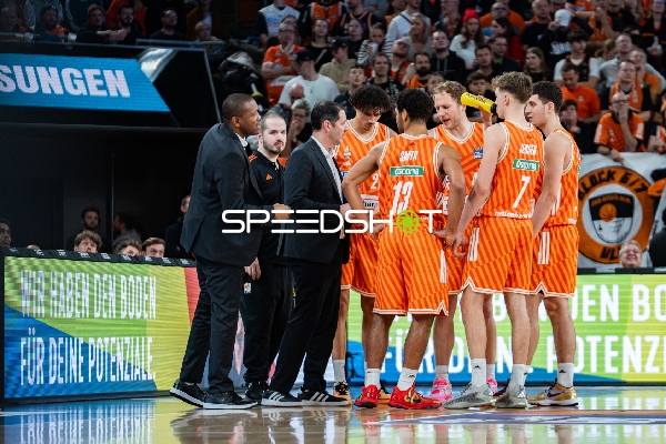 Timeout mit Diego Garavaglia (23; Ratiopharm Ulm) und Alec Anigbata (7; Ratiopharm Ulm)