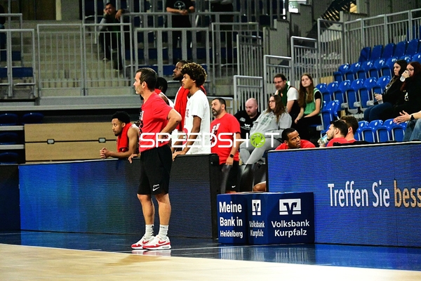 Teams an der Seitenlinie