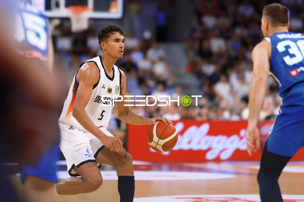 Zweikampf zwischen Tristan da Silva (5; Deutschland) und Zoran Dragić (30; Slowenien)