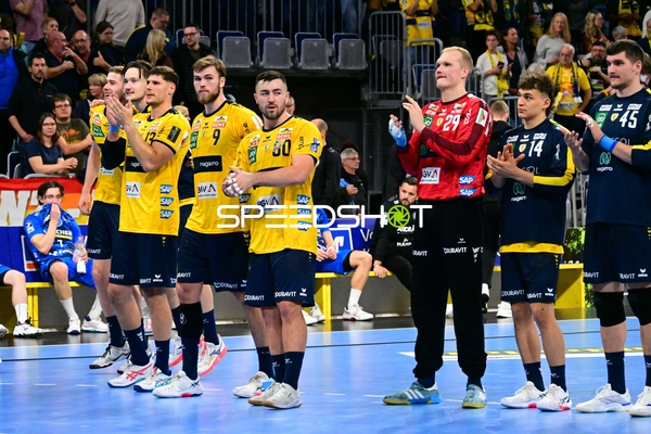 David Späth (29; Rhein Neckar Löwen) und Gino Steenaerts (14; Rhein Neckar Löwen) klatschen Beifall