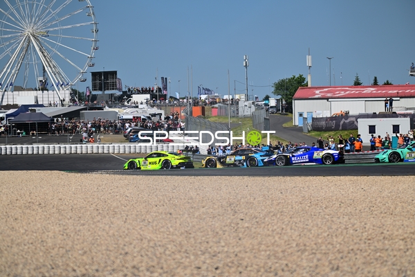 Mehrere Fahrzeuge auf der Rennstrecke