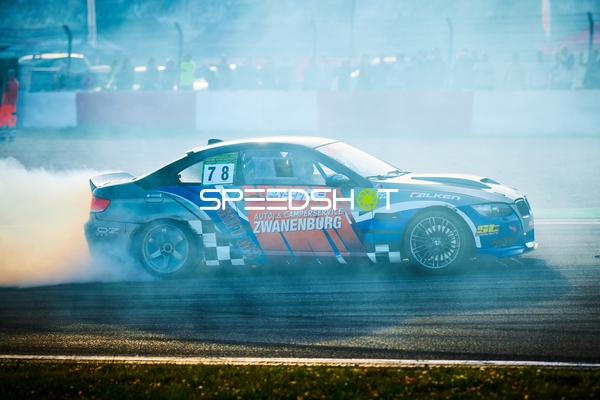 Rennfahrzeug driftet auf der Rennstrecke