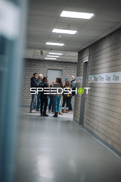 Personen im Gespräch im Flur