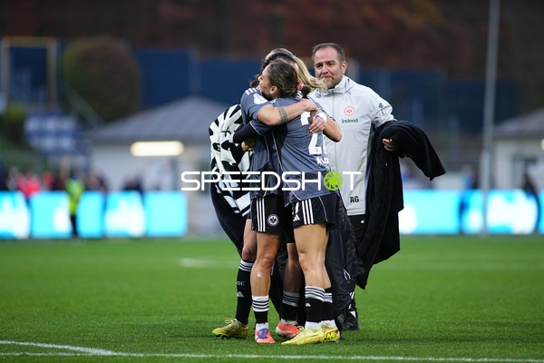 Emotionale Umarmung nach Spiel