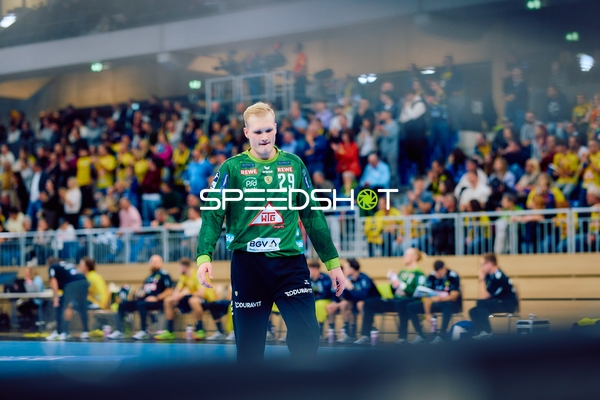 Spieler auf dem Spielfeld während eines Handballspiels.