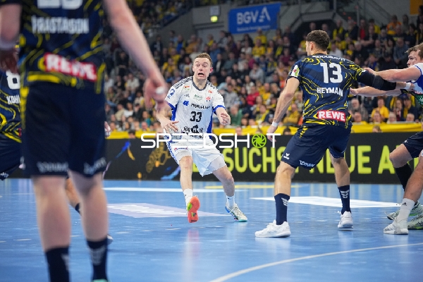 Steven Plucnar Jacobsen (9; Rhein Neckar Löwen) und Moritz Sauter (33; HSV Hamburg) in Aktion