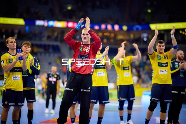 David Späth (29; Rhein Neckar Löwen) und Mathias Larson (4; Rhein Neckar Löwen) feiern den Sieg