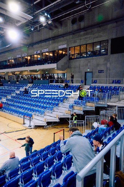 Leere Tribünen und Zuschauer betreten die Halle.