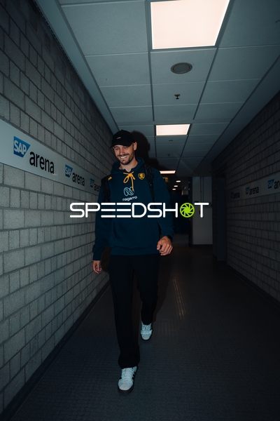 Lukas Sandell (11; Rhein Neckar Löwen) läuft im Gang