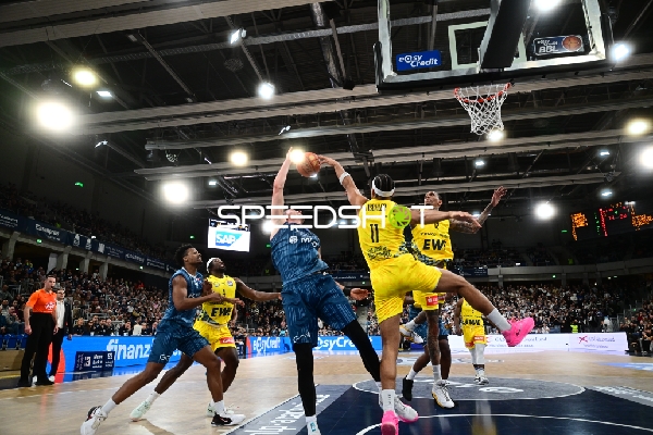 Eric Reed Jr. (43; MLP Academics Heidelberg) in Aktion