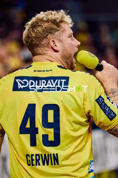 Ein Spieler der Rhein Neckar Löwen, Gerwin, gibt ein Interview oder spricht in ein Mikrofon.