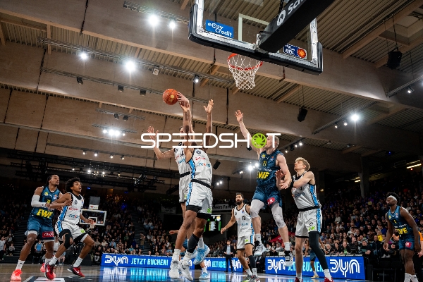 Spielaktion mit Martin Breunig (13; Veolia Towers Hamburg) und Seth Hinrichs (21; EWE Baskets Oldenburg)