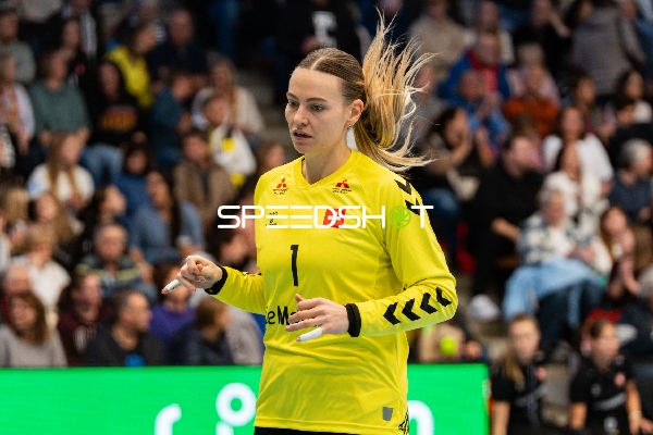 Lea Schüpbach (1; Schweiz) im Tor