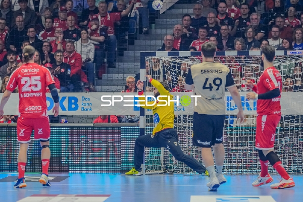 Szene mit Olle Forsell-Schefvert (25; MT Melsungen) und Aron Seesing (49; Bergischer HC)