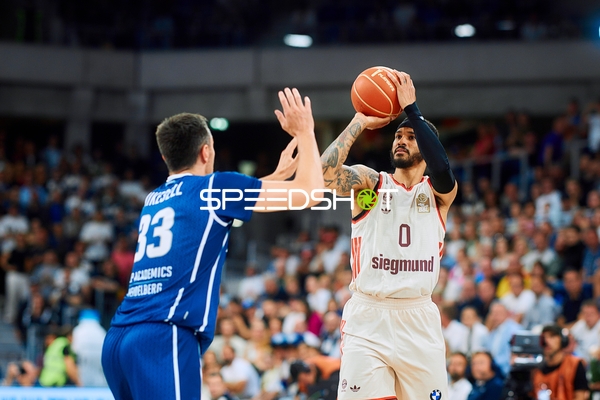 Nick Weiler-Babb (0; FC Bayern Basketball) wirft auf Korb