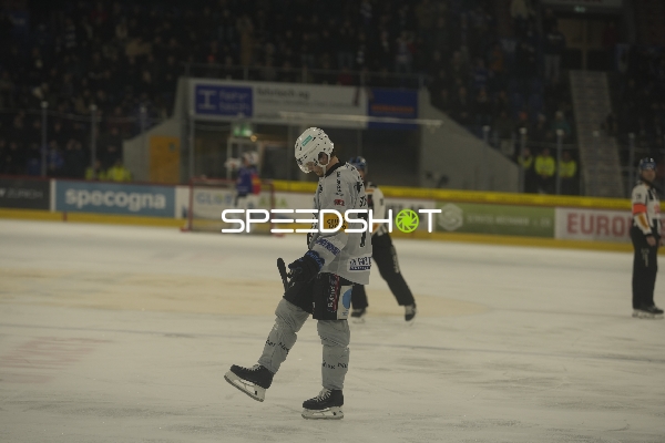 Benoit Jecker (7; Fribourg-Gotteron) auf dem Eis
