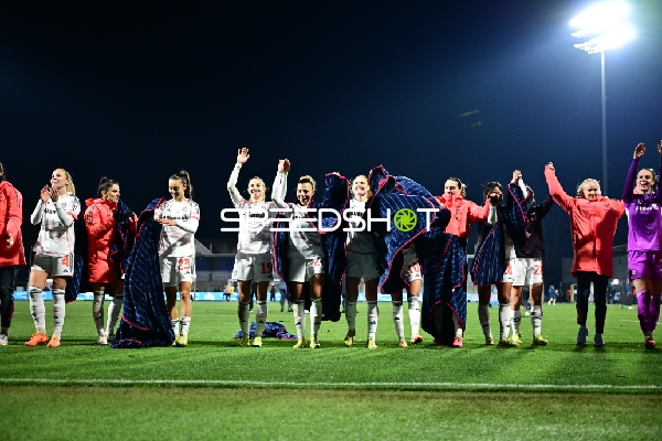 Spielerinnen feiern gemeinsam