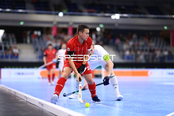 16; Schweiz mit Ball gegen Anton Pöhling (12; Deutschland)