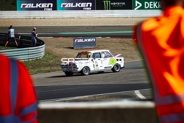 Rennfahrzeug auf der Rennstrecke