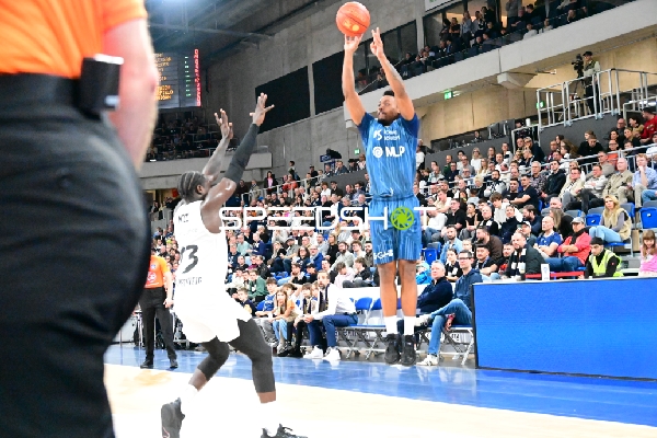 Eric Reed Jr. (43; MLP Academics Heidelberg) mit Wurf