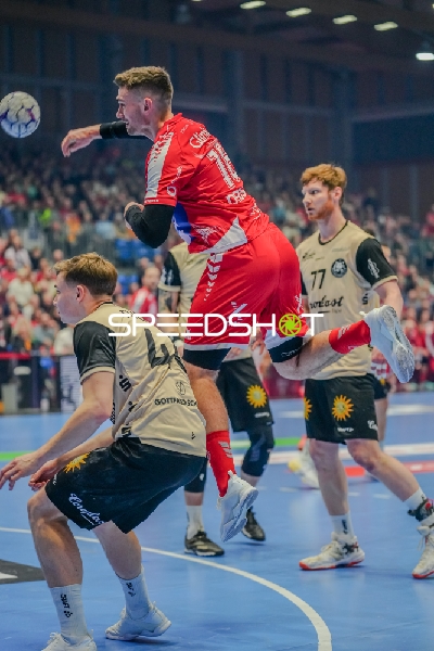 Florian Drosten (18; MT Melsungen) und Johannes Wasielewski (77; Bergischer HC) in Aktion