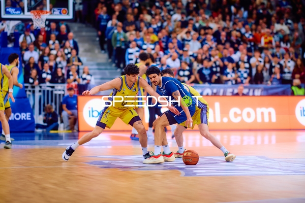 Gabriele Procida (1, Alba Berlin) gegen Alex Barcello (13, MLP Academics Heidelberg) am Ball