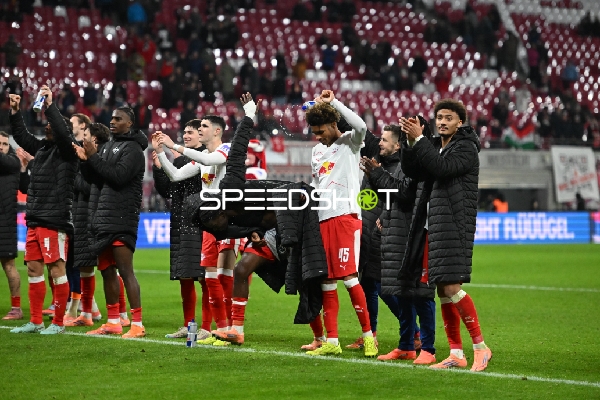 Spieler feiern gemeinsam