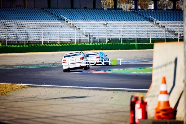 Rennfahrzeuge in Kurve auf der Rennstrecke