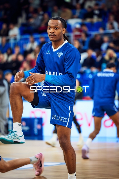 Warming up DJ Horne (0, MLP Academics Heidelberg)