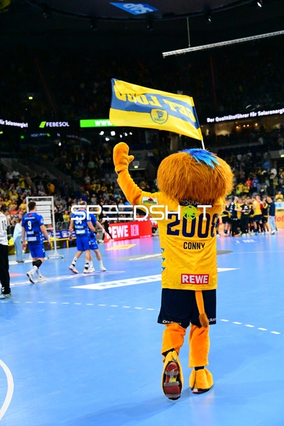 Maskottchen von Rhein Neckar Löwen feiert