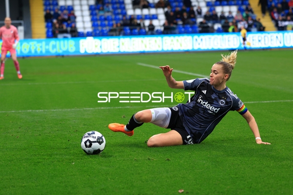 Spielerin rutscht zum Ball