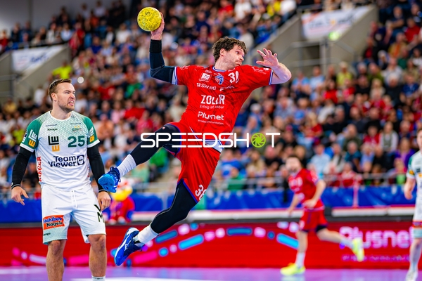 Wurf Alexander Pfeifer (31;SG BBM Bietigheim) gegen Ludvig Jurmala (25;Frisch Auf Göppingen)