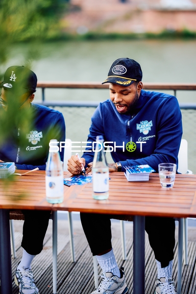 Marcus Weathers (0; MLP) unterschreibt Autogramme