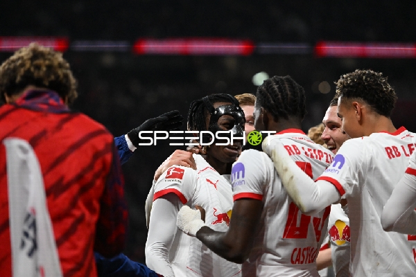 Spieler feiern gemeinsam