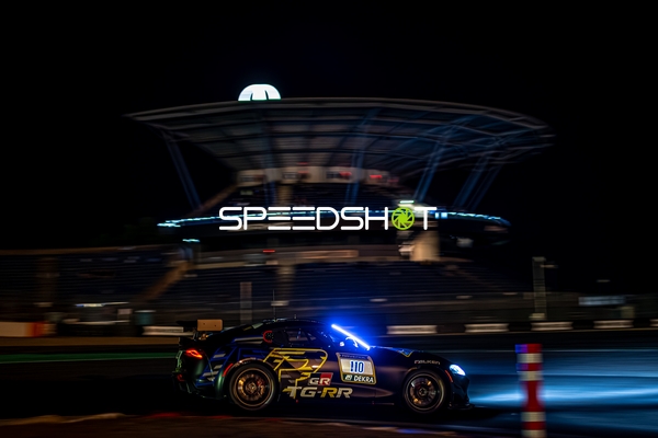 Rennfahrzeug bei Nacht am Nürburgring