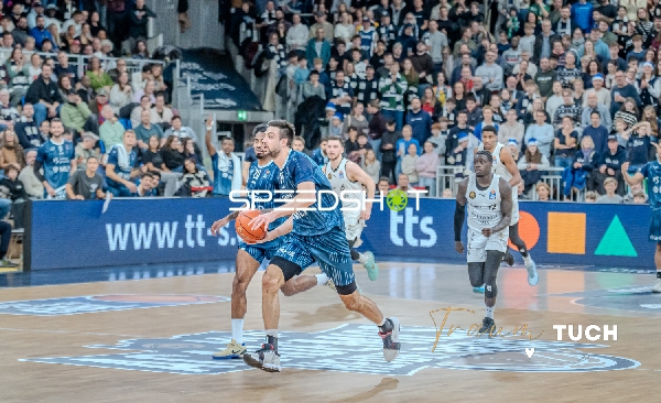 Michael Weathers (20; MLP Academics Heidelberg) mit Ball in Aktion