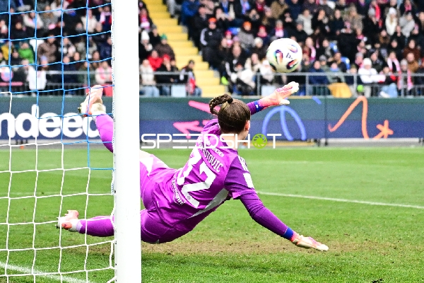 Torwart Ena Mahmutovic (32; FC Bayern München) pariert