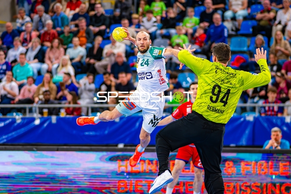 Wurf Marcel Schiller (24;Frisch Auf Göppingen) gegen Torwart Moritz Strosack (29;SG BBM Bietigheim)