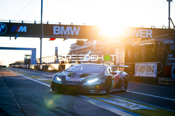 Rennfahrzeug in der Boxengasse