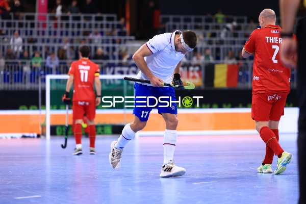 Lukas PLOCHÝ (17; Tschechien) mit Ball gegen Philippe SIMAR (11; Belgien) und Dorian THIERY (2; Belgien)