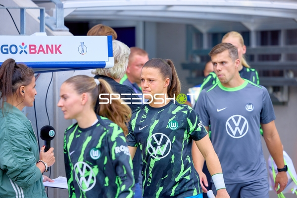 Spielerinnen betreten Spielfeld