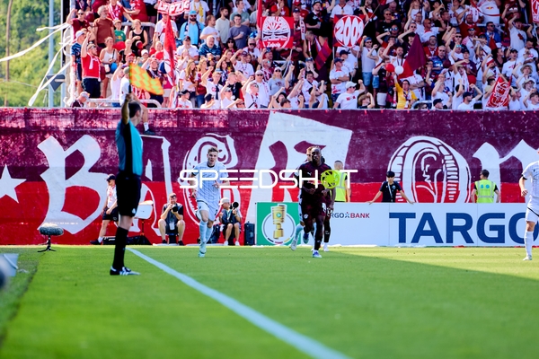 Duell zwischen Ken Gipson (24; SV Sandhausen) und 