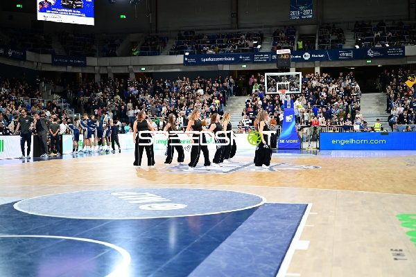Szene mit Cheerleaderinnen auf dem Spielfeld