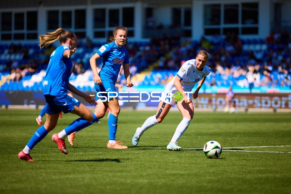 Dribbling Anja Heuschkel (14;FC Carl Zeiss Jena Frauen), Mara Alber (11;TSG Hoffenheim Frauen 1)