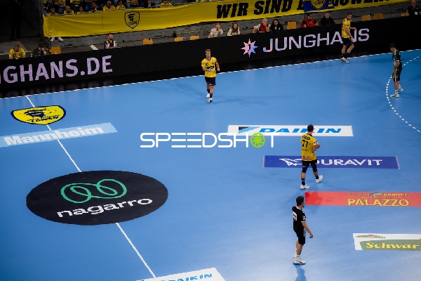 Mathias Larson (4; Rhein Neckar Löwen) positioniert sich