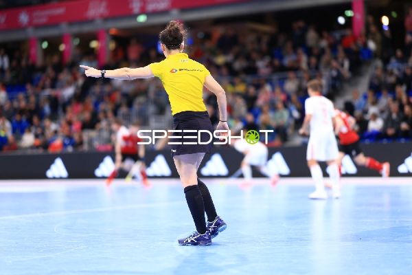 Schiedsrichterin zeigt Richtung