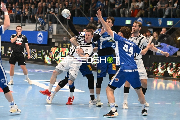 Spielszene: Petter Overby (11; THW Kiel), Elias Ellefsen a Skipagotu (71; THW Kiel) und Philipp Meyer (27; ThSV Eisenach)