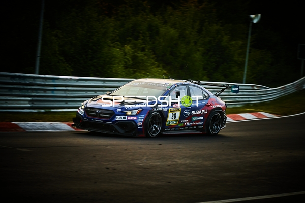 Rennfahrzeug auf der Rennstrecke